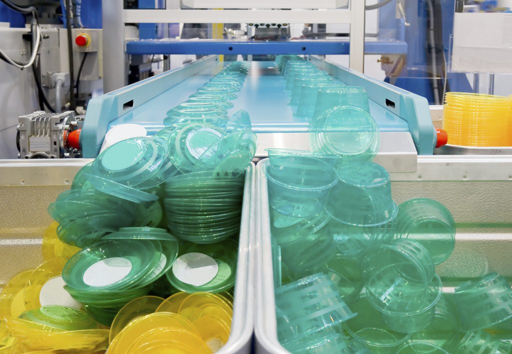 Serienfertigung von Kunststoffbehältern Mass production of plastic containers